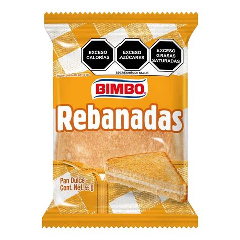 Fotografía cenital: Los ingredientes dispuestos sobre una mesa de cocina, incluyendo las rebanadas de pan de molde cortadas en círculos y los huevos batidos en un bol.