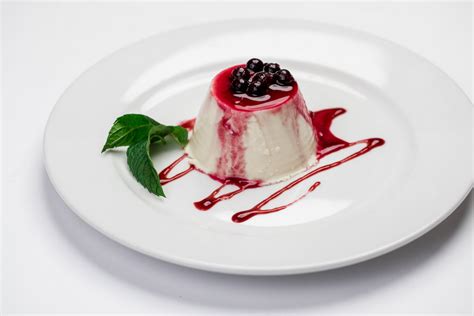 Variedad de postres italianos, incluyendo tiramisú, cannoli y panna cotta