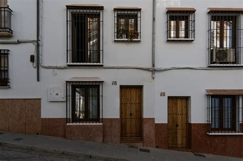 Fachada de una tasca española tradicional en una calle urbana, con detalles arquitectónicos.