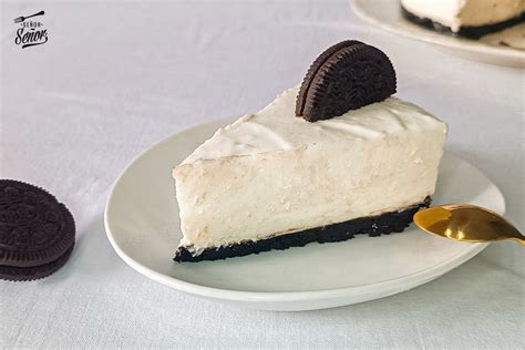 Imagen de una tarta de Oreo terminada con su característica base oscura y relleno cremoso