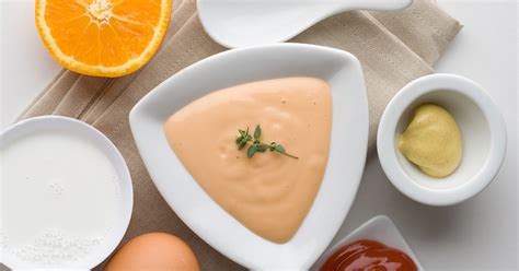 Ingredientes para salsa rosa: huevo, aceite, limón, kétchup, brandy, naranja y tabasco.