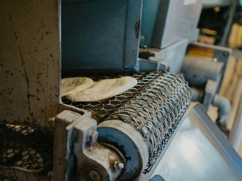 Proceso de cocción de las finas tortillas de masa en una sartén