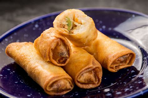 Plato servido con arrollados primavera y un dip