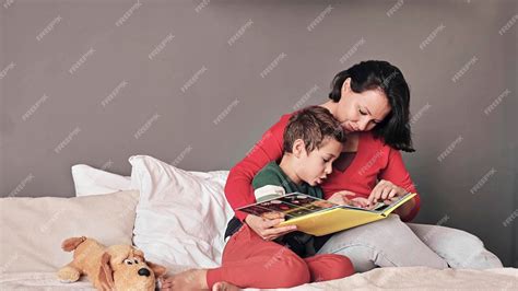 Madre e hijo leyendo un libro juntos