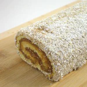 Brazo de Reina decorado con coco rallado y frutos secos