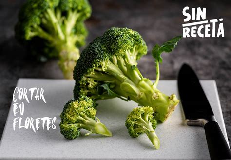 Brócoli cortado en arbolitos, listo para ser cocido.