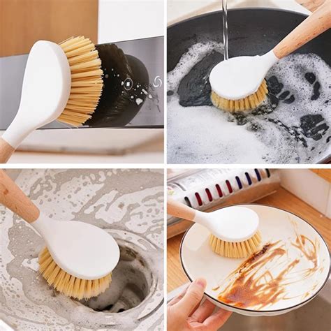 Imagen de un cepillo de cocina siendo utilizado para limpiar un rallador de forma segura