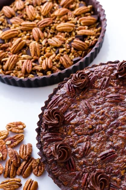 Fotografía de una tarta de arrope y nueces recién horneada
