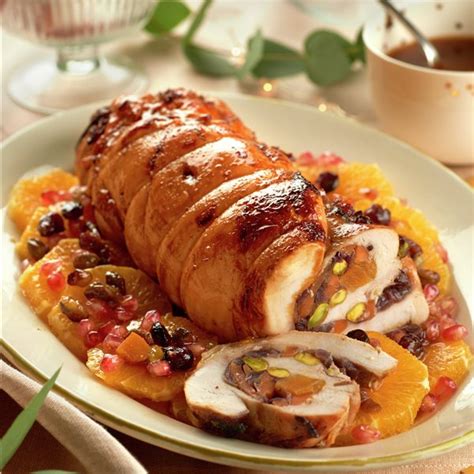 Pechuga de pavo rellena cortada en rodajas con salsa