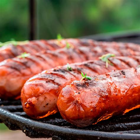 Variedad de carnes a la brasa y chorizos artesanales de VACAMUU