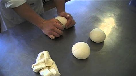 Secuencia de imágenes del formado de las conchas: boleado de masa, pasta estirada, colocación de pasta y realización de los cortes
