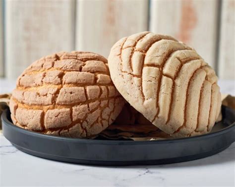 Foto de conchas mexicanas recién horneadas, doradas y con la cobertura marcada