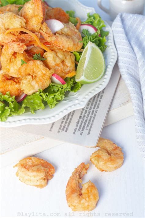 Ingredientes frescos para camarones rebozados dispuestos sobre una tabla de cocina.