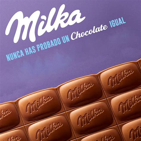 Ilustración de la primera barra de chocolate Milka con su empaque lila tradicional.