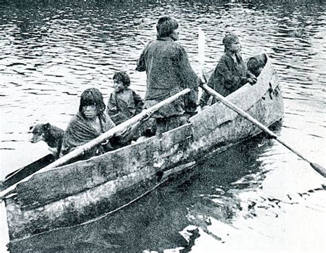 Ilustración de canoeros Chono y Huilliche preparando pescado sobre brasas en sus botes en Chiloé