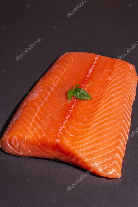 Fotografía de un filete fresco de Salmón de Alaska, destacando su color vibrante y textura