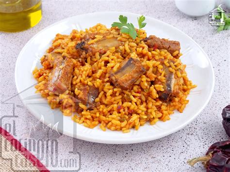 Arroz con costillas de cerdo servido en paella