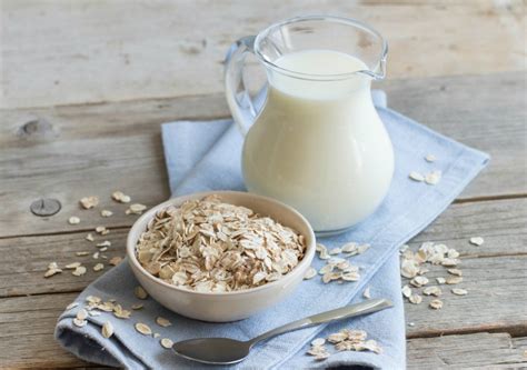 Foto de leche de avena casera en un vaso o botella, con un toque de canela y limón