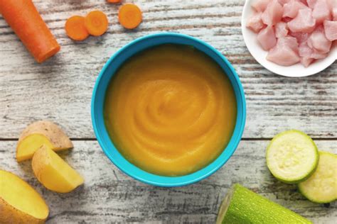 Ingredientes para puré de bebé: patatas, zanahoria, calabacín y pechuga de pollo cruda.