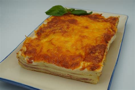 Pastel de jamón y queso decorado con pétalos de flores comestibles