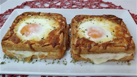 Sándwich mixto con huevo frito y pan de molde con orificio