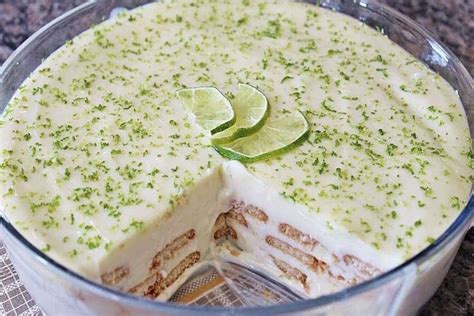 Primer plano de un postre de limón con galletas María desmoronándose ligeramente al servir.