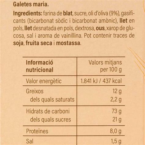 Composición de galletas María apiladas y algunas esparcidas alrededor, junto a ingredientes para un postre.