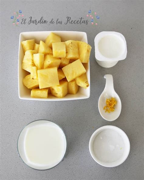 Ilustración de los ingredientes principales: piña, yogur y gelatina.