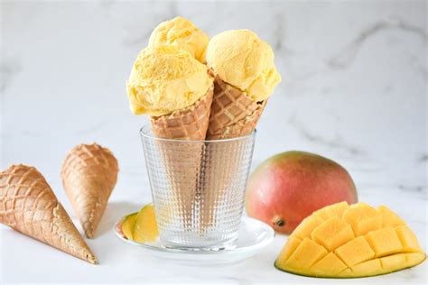Ilustración paso a paso de la preparación de helado de mango sin heladera, mostrando el proceso de batido y congelación intermitente