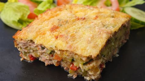 Pastel de atún con capas de calabacín, tomate y atún, recién salido del horno con un ligero gratinado.