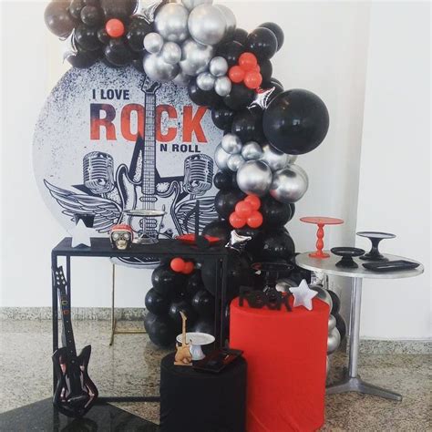 Diseño de mesa dulce con temática rockera para niñas, incluyendo guitarras, colores neón y decoración personalizada