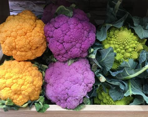 Comparativa visual de coliflor blanca, naranja, morada y brócoli romanesco.