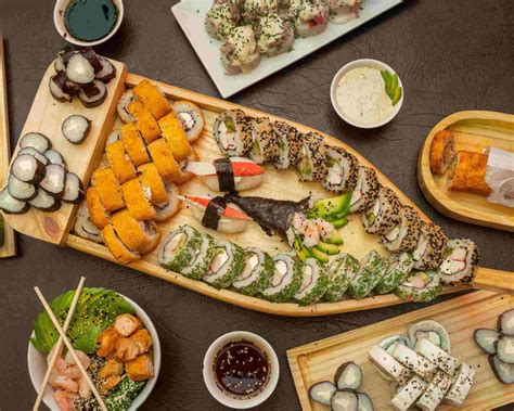 Variedad de sushi rolls y combos ofrecidos por Kami Sushi