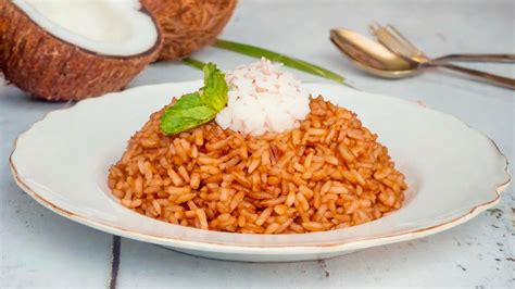 fotografía de un plato de arroz con coco
