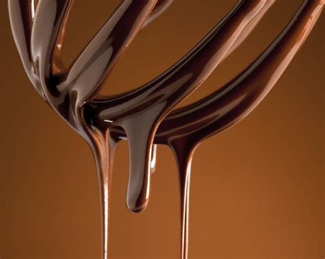 Esquema visual mostrando el proceso de fundido del chocolate en leche a fuego lento.