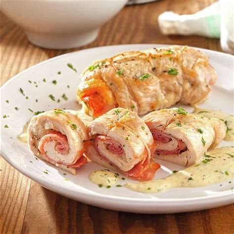 Variedad de ingredientes para rellenar los rollitos de pollo.