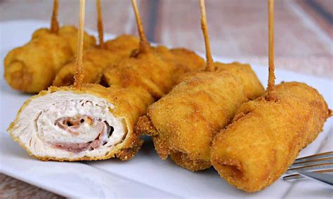 Rollitos de pollo cortados en rodajas, listos para servir como aperitivo o plato principal.