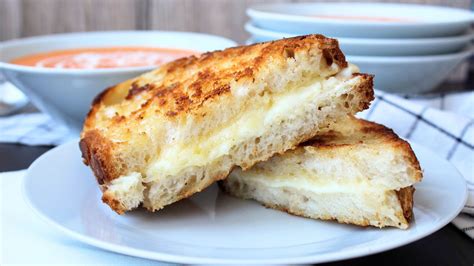 Foto de un sándwich con queso crema y frutas frescas