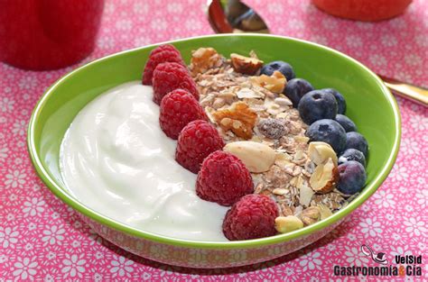 Foto de un bol de queso fresco batido con frutas variadas