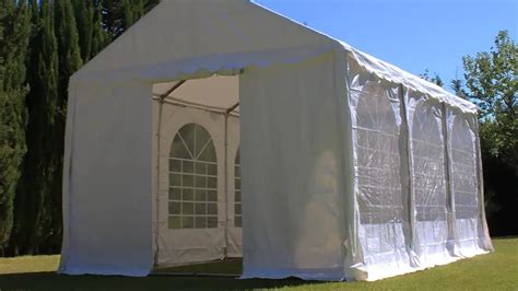 Fotografía de una carpa de boda gitana con música y banquetes