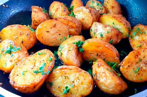 Papas criollas salteadas con romero y limón en sartén