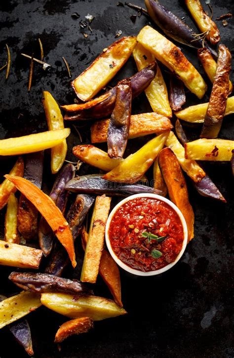 Papas criollas horneadas con salsa picante, vista superior