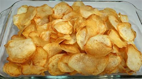 Papas criollas doradas en una freidora de aire