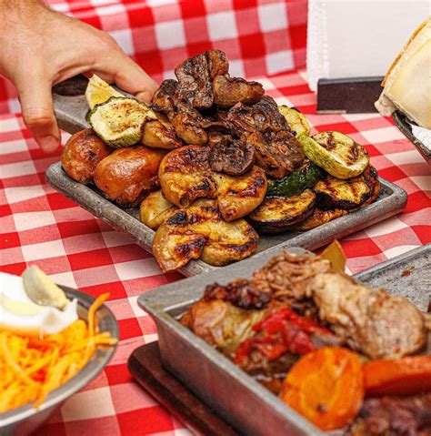 Mesa con platos de carne y acompañamientos en Parrilla Libre Buenos Aires