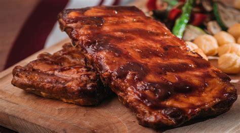 Estación de plancha con costillar de cerdo y tutitos de pollo