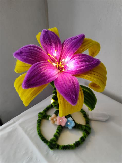 Fotografía de una lámpara artesanal hecha de pasta pintada con aerosol dorado