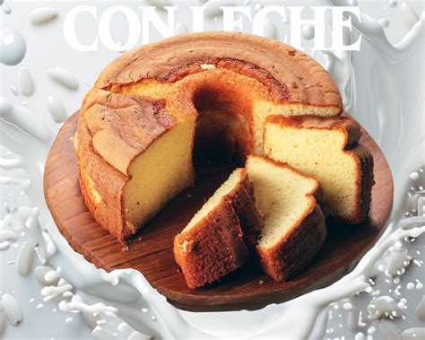 Fotografía cenital de un bizcocho de arroz con leche recién horneado sobre una rejilla metálica