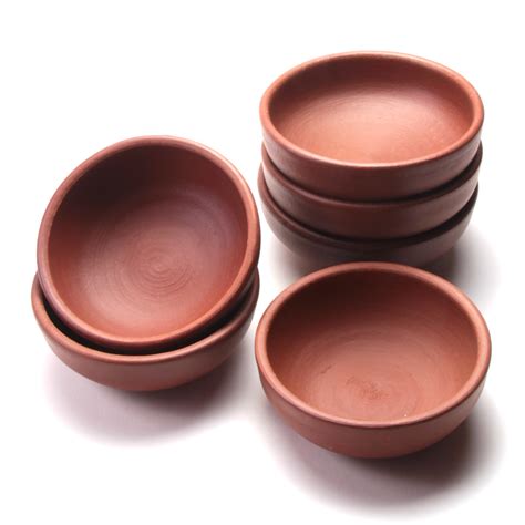 Foto de platos de greda artesanal para asados