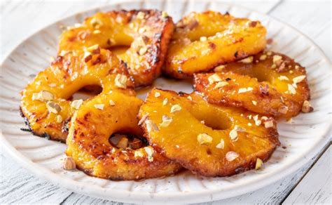 rodajas de piña caramelizada en la base de un molde para torta