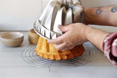 proceso de voltear el molde para desmoldar la torta